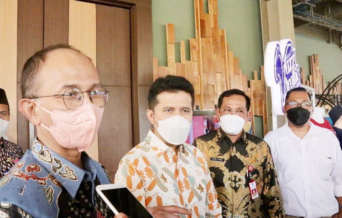 Dari kiri: Ketua Umum Kadin Jatim Adik Dwi Putranto (batik biru), Wagub Jatim Emil Elestianto Dardak, dan Kepala Diskominfo Jatim Hudiyono (batik emas hitam).
