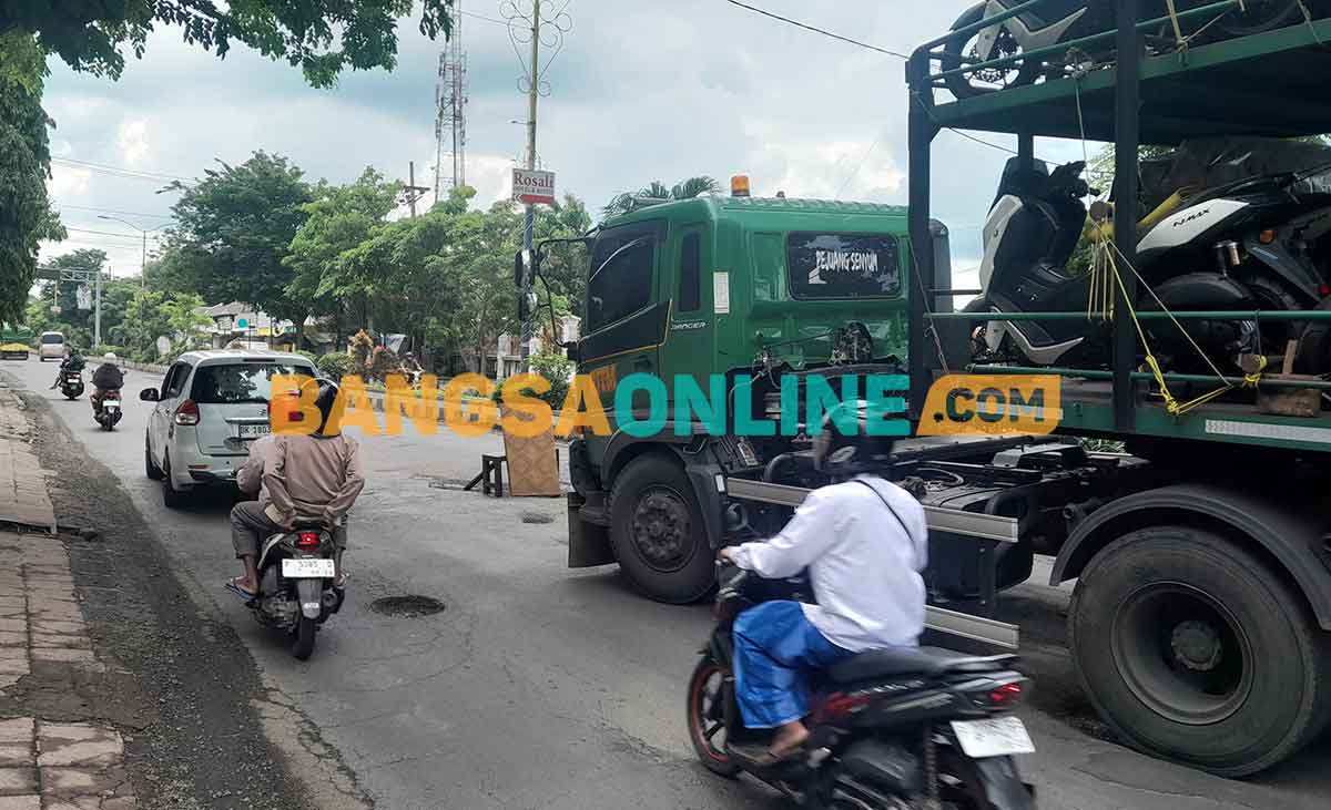 Kondisi jalan di wilayah Pantura, Situbondo. Foto: SYAIFUL BAHRI/BANGSAONLINE