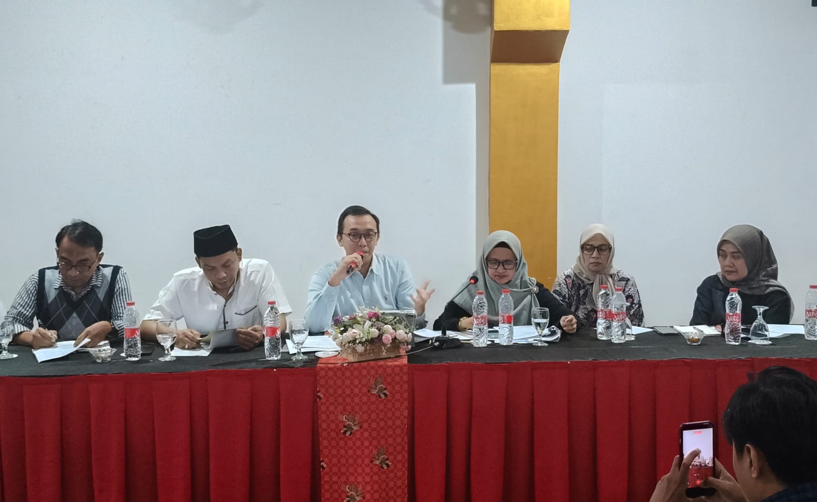 Bagus Wibowo (pegang mik) didampingi Tim Kuasa Hukum dan pihak PT Sekar Pamenang, saat menggelar konferensi pers. Foto: Muji Harjita/BANGSAONLINE