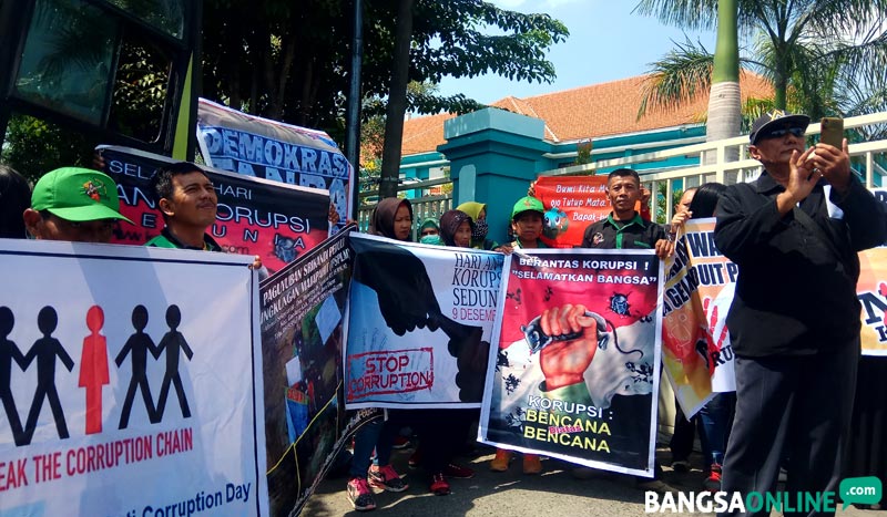 Massa Gabungan Sambangi Kantor Pemerintah Sambil Bawa Waria, Desak Aparat Adil Tangani Kasus Korupsi