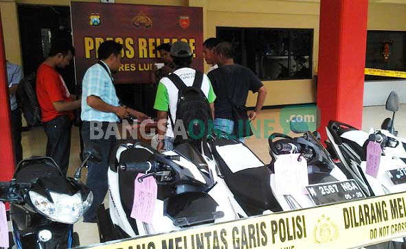 Barang bukti hasil pencurian dan pembegalan. foto: imron/ BANGSAONLINE