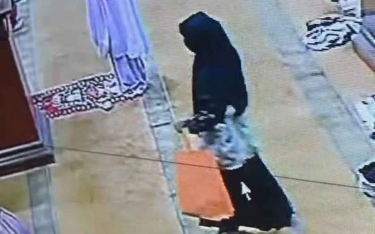 Aksi pelaku tertangkap CCTV Masjid Jami Kota Malang. Foto: Tangkapan layar video CCTV.