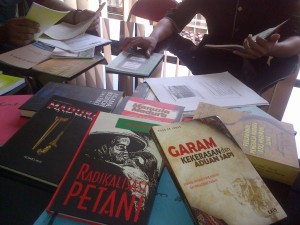 Koleksi buku lawas tentang Madura di Perpusda Pamekasan. foto: pmk-1/Bangsa Online