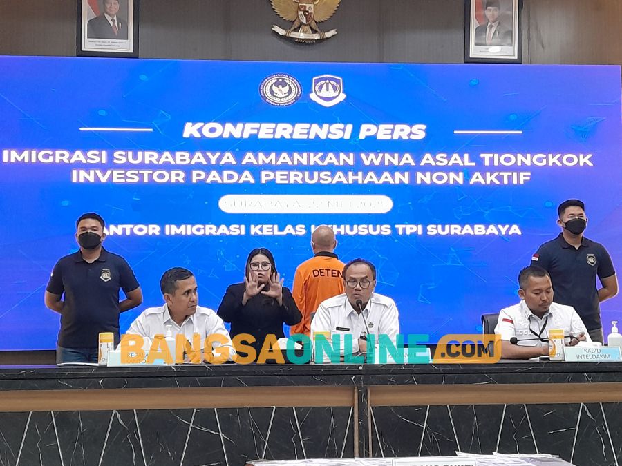 Kantor Imigrasi Surabaya menjelaskan soal WNA diduga menyalahgunakan keimigrasian, Kamis (22/5/2025). foto: Mustain/BANGSAONLINE