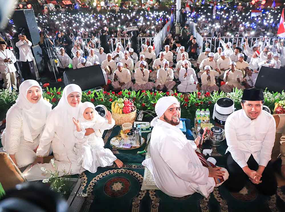 Acara selawat dan doa bersama Gubernur Jatim dan ribuan warga Jatim di depan Gedung Grahadi, Surabaya, Jumat (15/8/2025). (Ist)