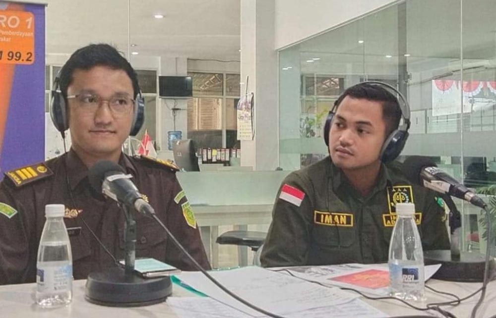 Kasubsi PPS Intelijen Kejari Sidoarjo, Adhiem Widigdo (kiri). Foto: Ist.