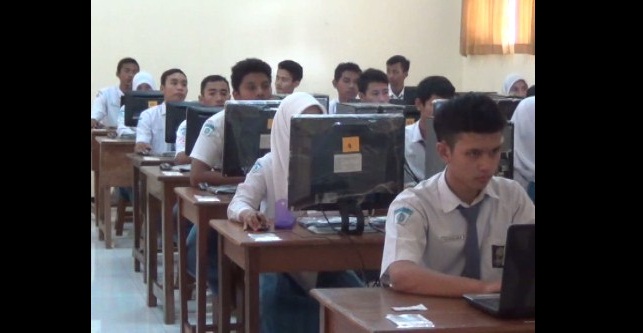 Suasana pelaksanaan UN berbasis computer dihari Pertama di SMK Negeri 1 Ngasem Kabupaten Kediri. (Arif Kurniawan/BANGSAONLINE)