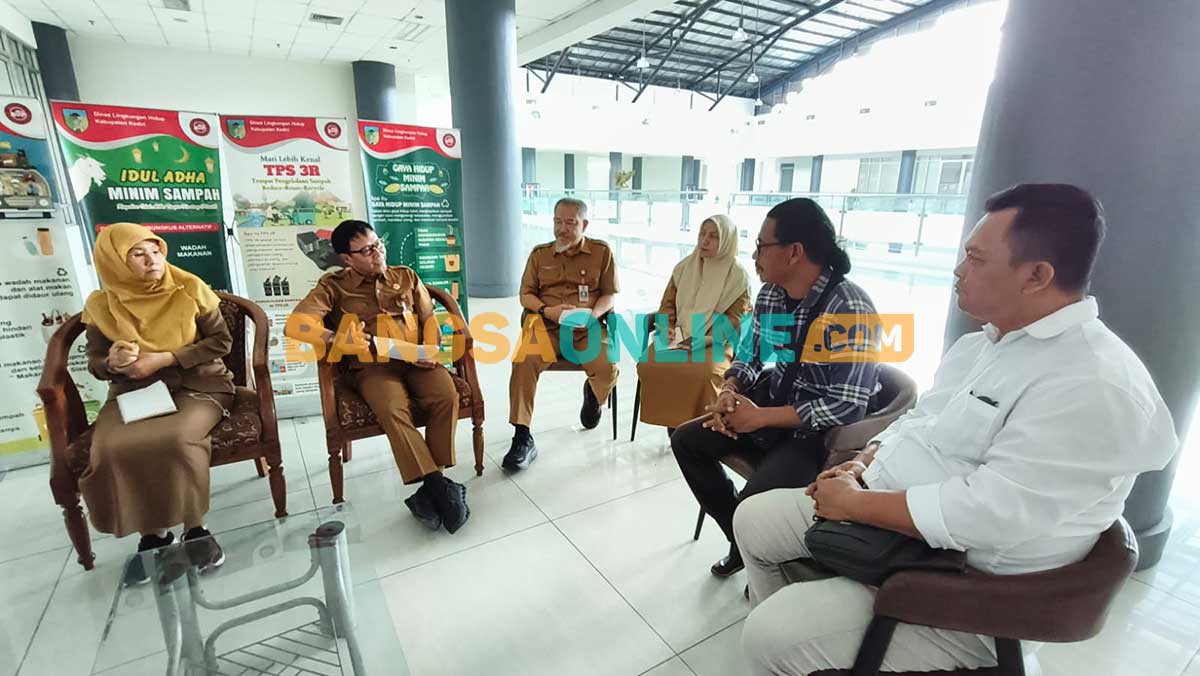 Ketua Grib Jaya Kabupaten Kediri, Iswahyudi (nomor 2 dari kanan) saat beraudiensi dengan Kepala DLH Kabupaten Kediri, Putut Agung Subekti (nomor 2 dari kiri) dan jajaran. Foto: MUJI HARJITA/BANGSAONLINE
