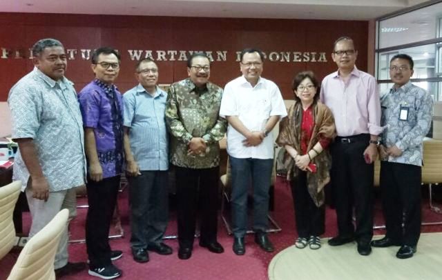 Gubernur Soekarwo foto bareng pengurus Pusat PWI. 
