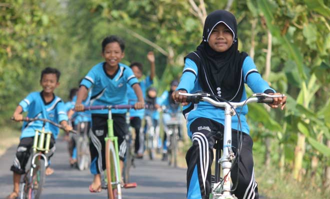 Para siswa SD Negeri Desa Wanglu Kulon saat bersepeda untuk menghilangkan jenuh. foto: SUWANDI/ BANGSAONLINE