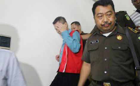 Terdakwa Tjio Julius, direktur CV. Langgeng Jaya, saat hendak dijebloskan ke tahanan.