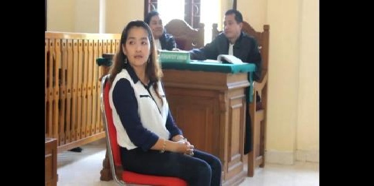 SAKSI – Memey saat memberikan kesaksian dalam sidang perkara Poliandri, kemarin. foto: Soewandito/BANGSAONLINE