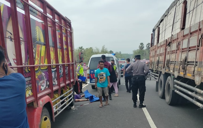 Korban tergeletak di depan truk yang menabrak kedua wanita paruh baya itu.