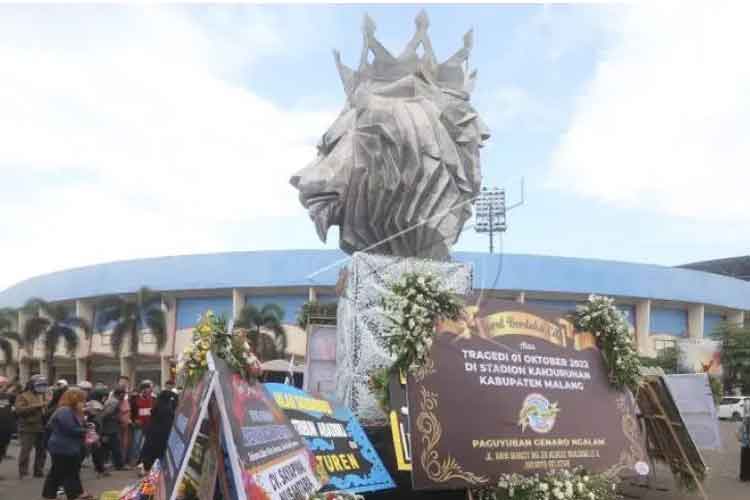Patung Singa Tegar kawasan Stadion Kanjuruhan, Malang,  yang dipenuhi karangan bunga. Foto: Antara
