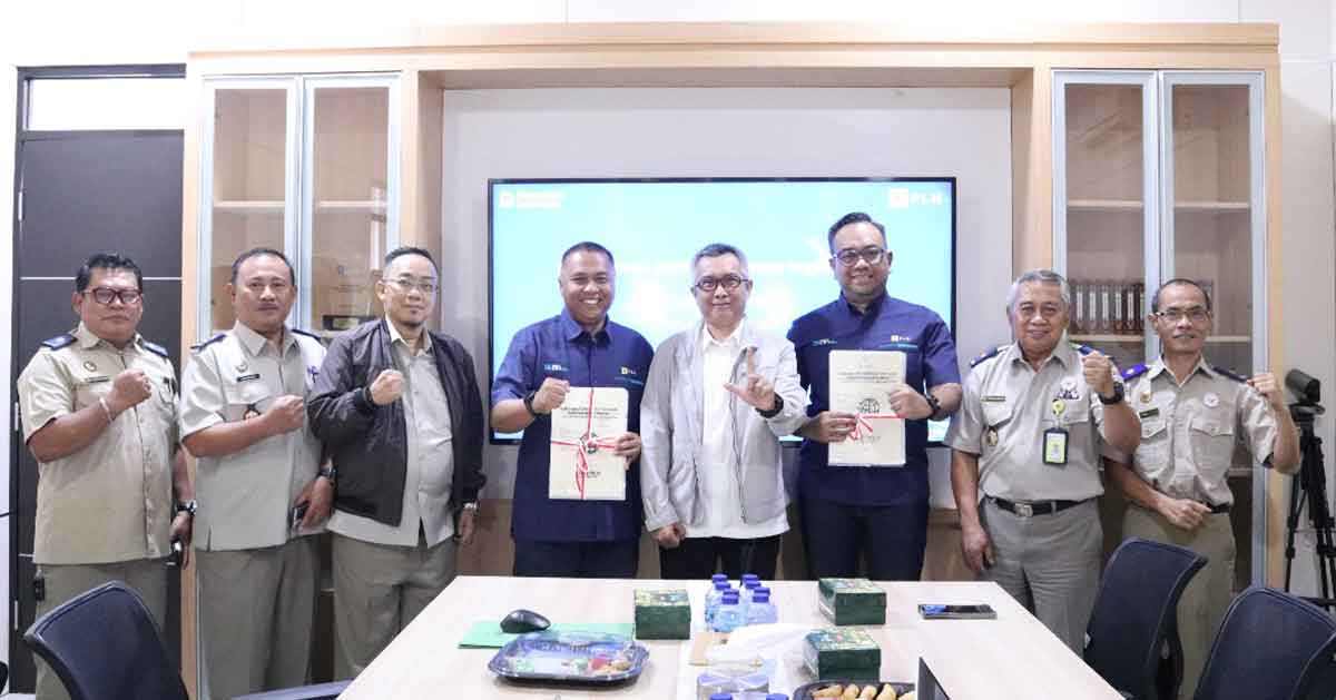 Penyerahan sertifikat tanah tapak tower PLN yang dilakukan Kantah Kabupaten Pasuruan.