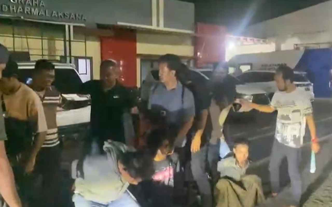Satreskrim Polres Bangkalan memamerkan 5 pelaku pencurian sepeda motor yang diamankan dari tiga titik lokasi berbeda. 