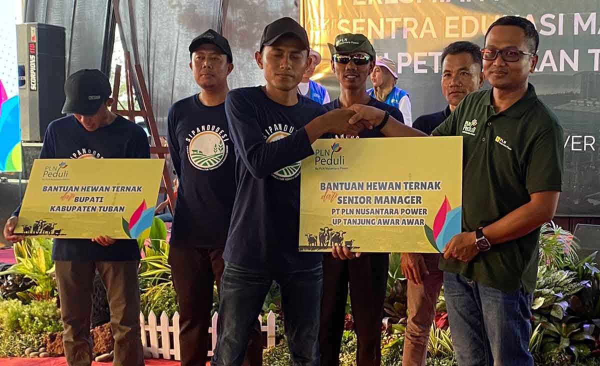 Manajemen PLN Nusantara Power UP Tanjung Awar-Awar saat menyerahkan bantuan hewan ternak secara simbolis kepada masyarakat.