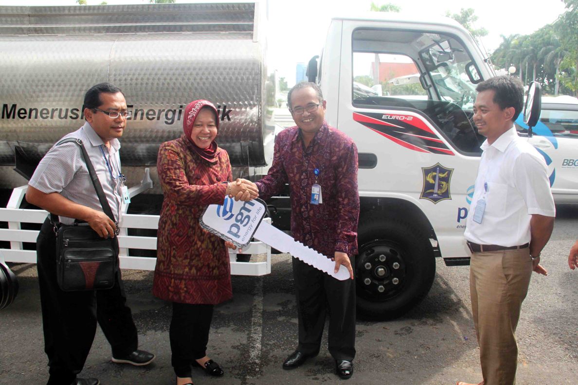 Walikota Tri Rismaharini saat menerima bantuan mobil secara simbolik dari PGN Jatim. foto: nur faishal/harian bangsa