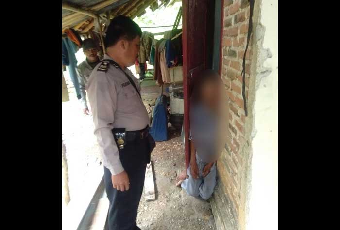 Mayat korban saat masih terikat di bawah pintu rumah.