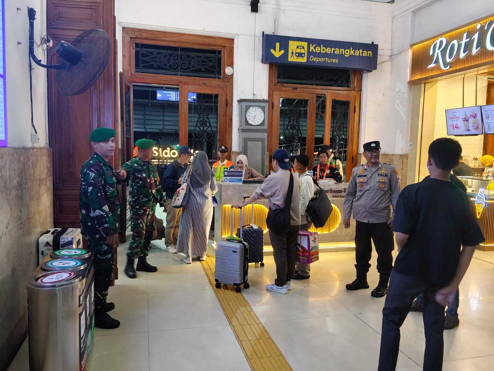 Pengamanan di pintu boarding Stasiun Sidoarjo