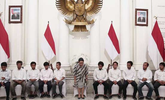 Menlu Retno Marsudi bersama 10 ABK yang dibebaskan dari penyanderaan kelompok Abu Sayyaf saat diserahkan kepada keluarga di Gedung Pancasila Kemenlu, Jakarta, Senin (1/5).