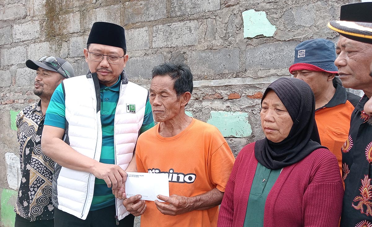Ketua DPRD Kabupaten Pasuruan Sudiono Fauzan saat menyerahkan bantuan kepada korban.