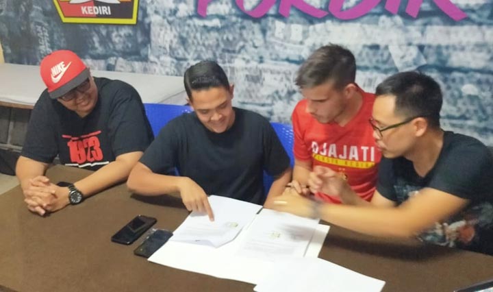 Ante Bakmaz (kaos merah) bersama manajemen Persik.
