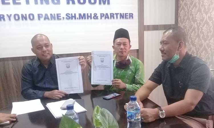 Suryono Pane (kiri) bersama Agus Suyanto menunjukkan salinan dokumen hasil investigasi BK.
