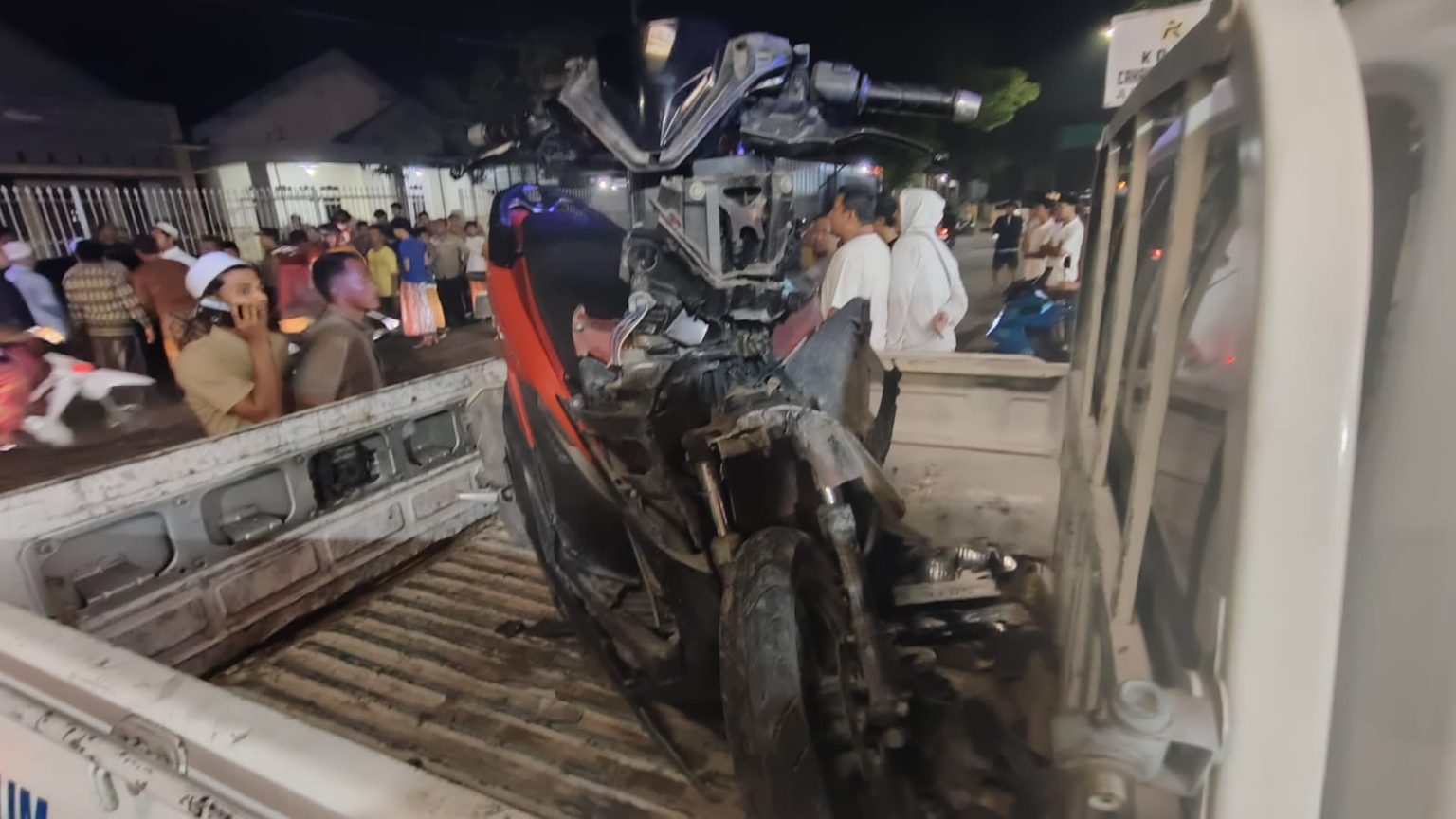 Motor korban saat dievakuasi menggunakan mobil bak terbuka petugas