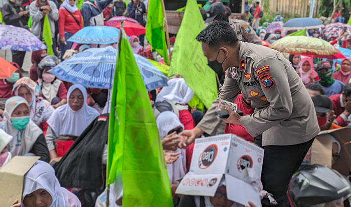 Mantan buruh PT New Era Ruberindo saat menghadiri sidang hubungan industrial di PN Gresik. Foto: SYUHUD/BANGSAONLINE