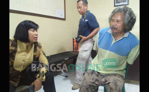 Tersangka Boiman saat diamankan di Mapolsek Ngancar Kabupaten Kediri. foto: ARIF K/ BANGSAONLINE