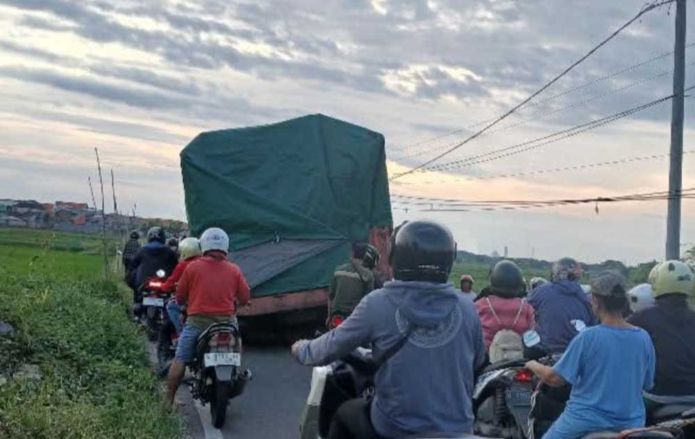 Sudah Ada Rambu Larangan, Truk ODOL Tetap Melintas di Jalan Banjarsari-Kedanyang