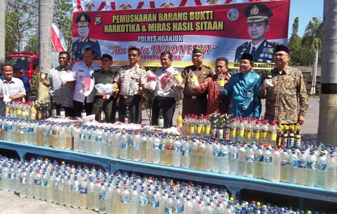 Kapolres Nganjuk AKBP Joko Sadono bersama Bupati Nganjuk Drs H Taufiqurrahman menunjukan BB sitaan yang akan dimusnahkan. foto: BAMBANG/ BANGSAONLINE
