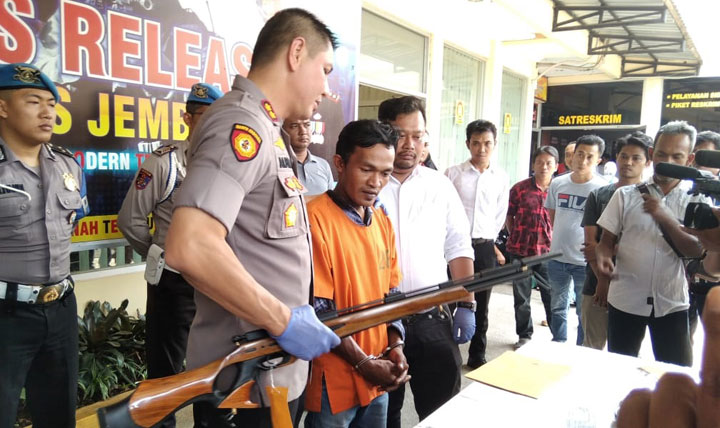 Kapolres Jember AKBP Alfian Nurrizal saat press release di Mapolres dengan menghadirkan tersangka berikut barang bukti senapan, Selasa (14/1/2020) siang.