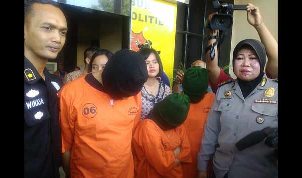 Ketiga tersangka termasuk anggota Dewan saat dirilis di Mapolrestabes Surabaya. foto: ekoyono/BANGSAONLINE