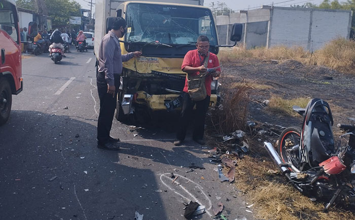 Petugas saat mengevakuasi kecelakaan di Jalan Raya Janti, Sidoarjo.