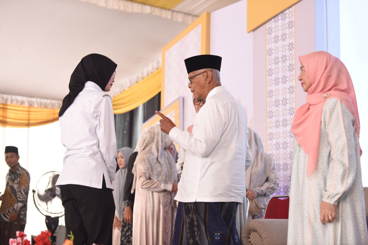  Wali Kota Kediri saat berbincang dengan Pengasuh Pondok Pesantren Al Amien K.H. Anwar Iskandar. (Ist). 
