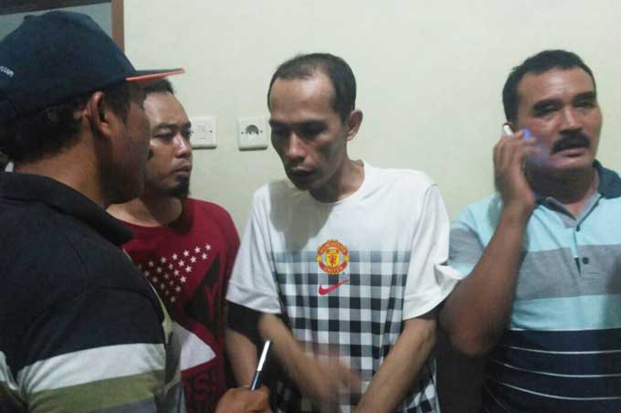 Anggota BIN gadungan A. Agus Sirojudin saat diamankan di kantor Intel Kodim 0817 Gresik. foto: syuhud/ bangsaonline