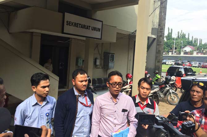 Tim advokasi Serikat Karyawan Semen Indonesia dan Serikat Karyawan Semen Gresik usai melapor ke SPKT Polda Jateng. foto: SYUHUD/ BANGSAONLINE