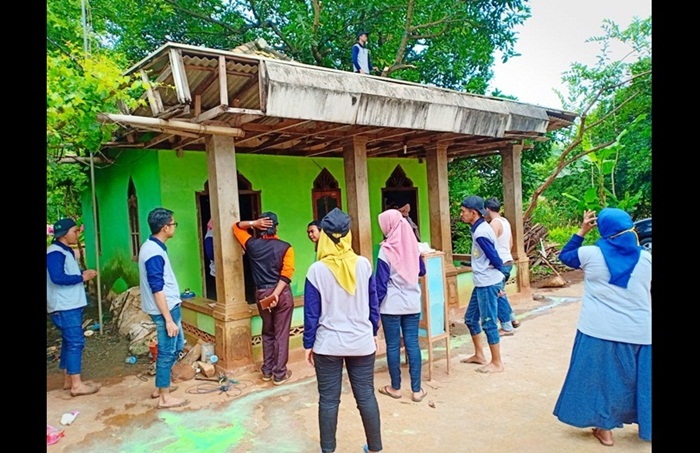 Para Mahasiswa USB Tuban saat memperbaiki musala desa setempat. 