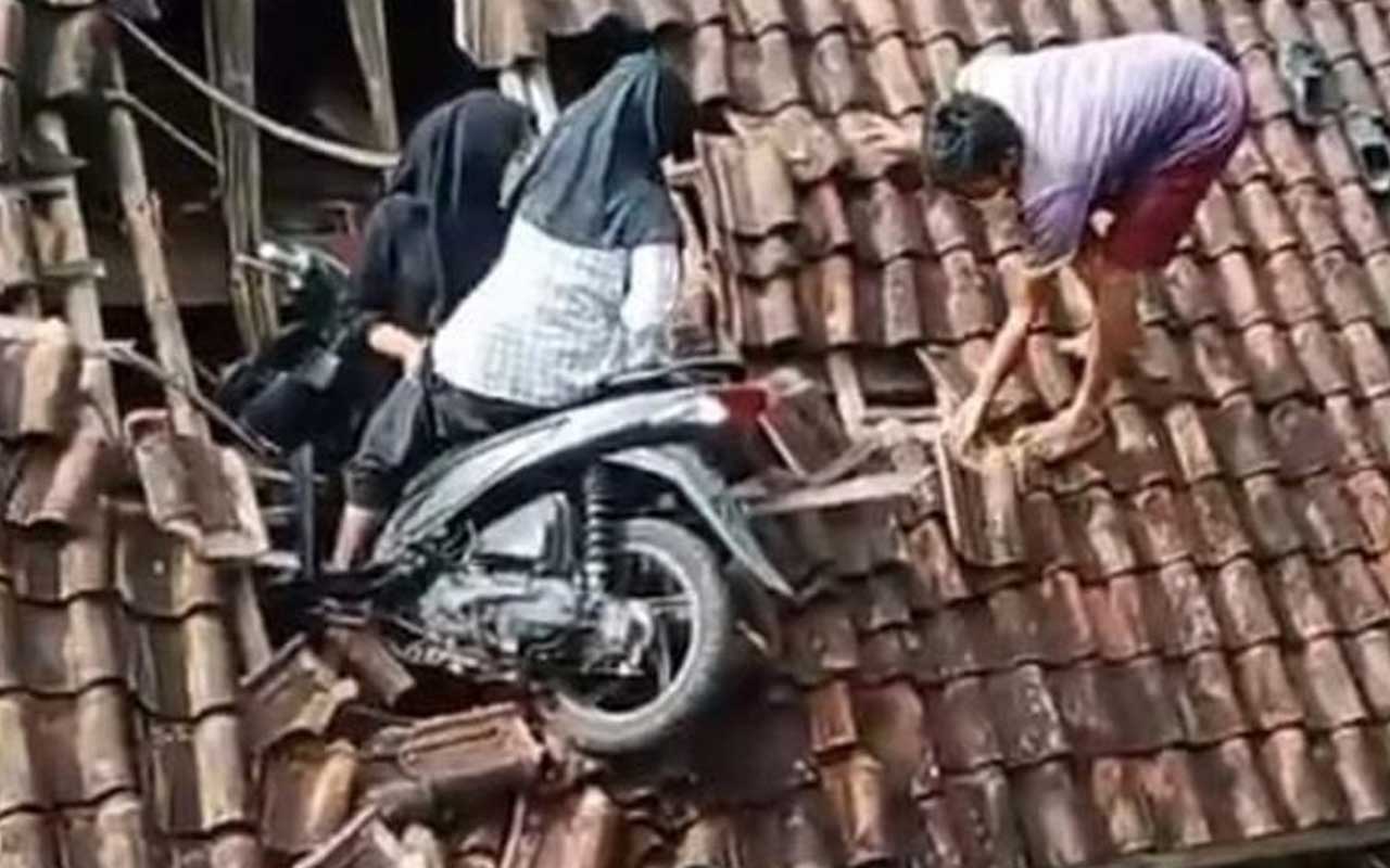 Dua siswi SD yang nyungsep di rumah warga saat hendak ngabuburit di Jalan Ciwangkid, Desa Cikuya, Kecamatan Culamega, Selasa (12/3/2024).