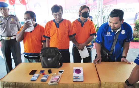 PERAS. Inilah ketiga orang yang mengaku sebagai wartawan dan melakukan pemerasan. foto : shopii/BANGSAONLINE