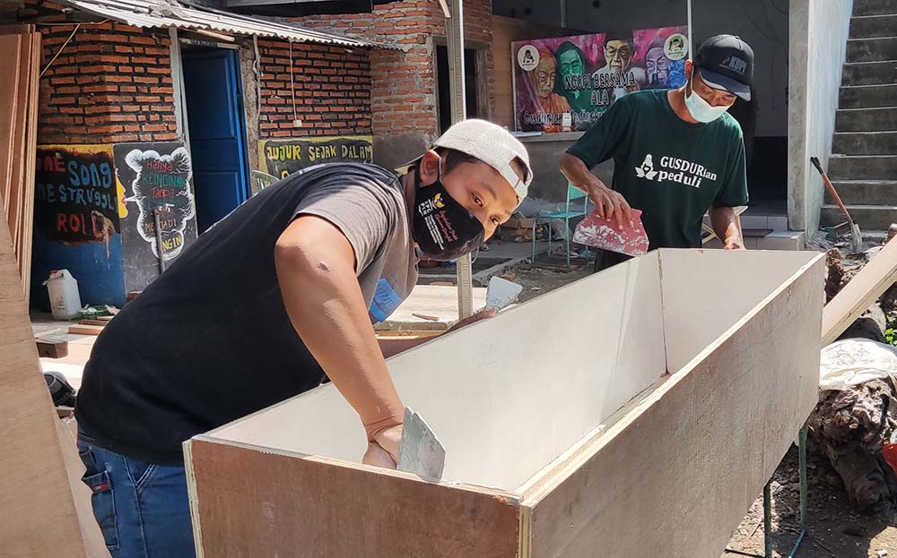 Gusdurian Peduli, Buat Peti Mati Untuk Diberikan Secara Gratis dan Dirikan Dapur Umum