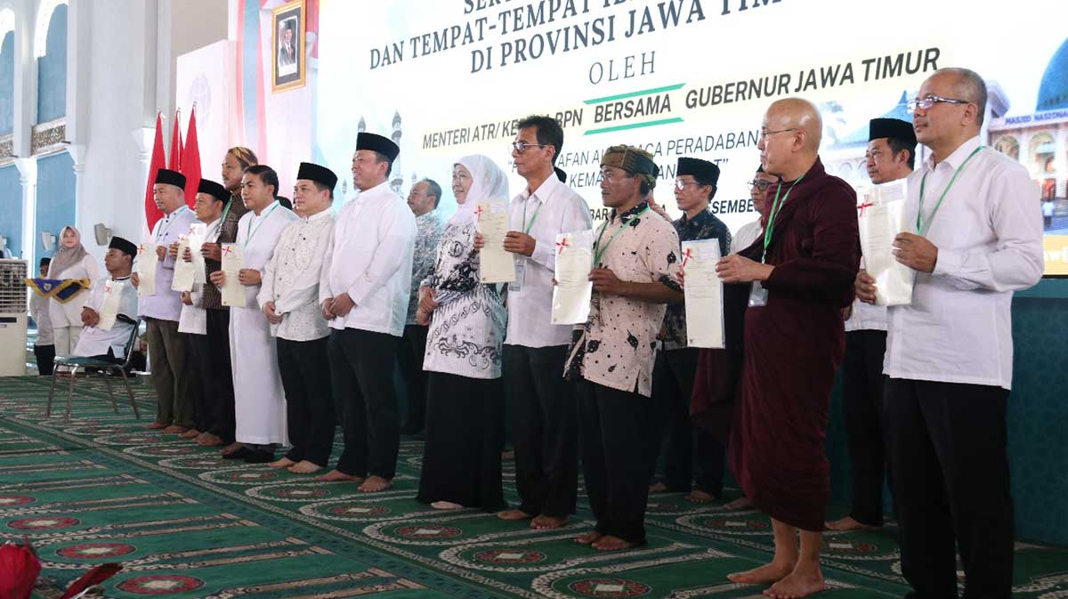 Kantah Kabupaten Pasuruan Serahkan 412 Sertifikat Tanah Wakaf dan Aset Pemerintah