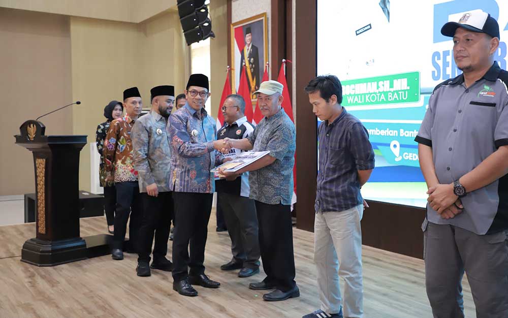 Wali Kota Batu Nurochman saat menyerahkan bansos secara simbolis kepada pengemudi sektor transportasi.