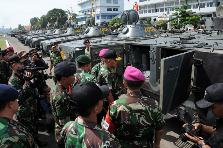 pemeriksaan tank amphibi. foto: mabes TNI 