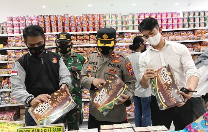 Kapolsek Kaliwates Kompol Edy Sudarto bersama Danramil didampingi General Manager Roxi Mall Andre Wijoyo sedang mengecek expired date sebuah produk makanan.