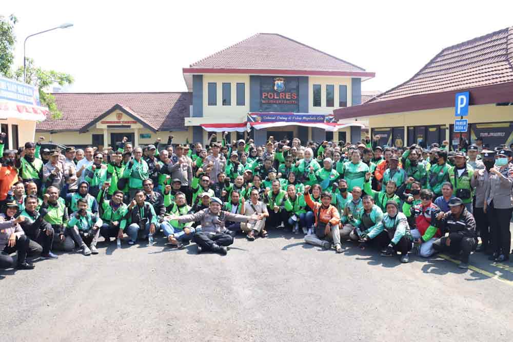 Para driver ojol di Mojokerto usai acara doa bersama yang digelar Polres Mojokerto Kota. (Ist)