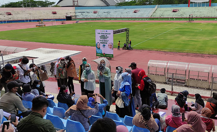 Kolaborasi Bareng PKK, Arzeti Bilbina Gelar Vaksinasi Massal di GOR Sidoarjo