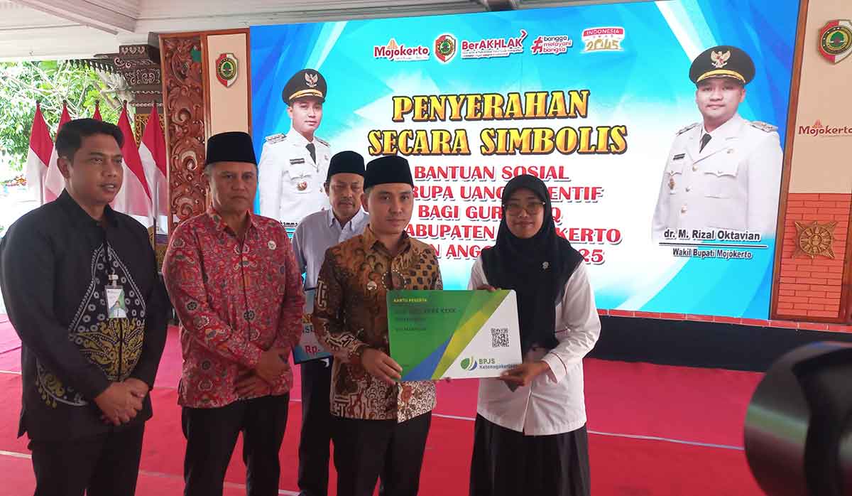Bupati Mojokerto saat menyalurkan bantuan untuk guru TPQ secara simbolis.
